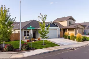 2920 NW Hemlock Ln, Redmond, OR 97756 - Photo 1