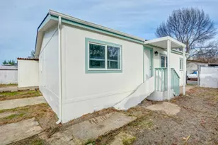 633 E Archwood Dr, Eagle Point, OR 97524 - Photo 1