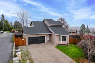 2203 NW Oxford Cir, Grants Pass, OR 97526 - Photo 1