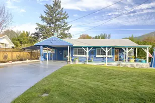 1067 SE Ashley Pl, Grants Pass, OR 97526 - Photo 1