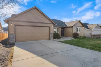 722 NE Redwood Avenue, Redmond, OR 97756 - Photo 1