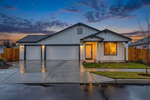 1062 NW Walnut Ave, Redmond, OR 97756 - Photo 1