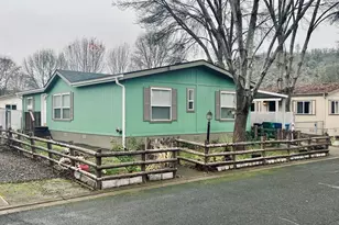 633 E Archwood Dr, Eagle Point, OR 97524 - Photo 1