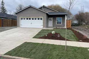 449 Spring Valley Dr, Medford, OR 97501 - Photo 1