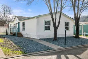 633 E Archwood Dr, Eagle Point, OR 97524 - Photo 1