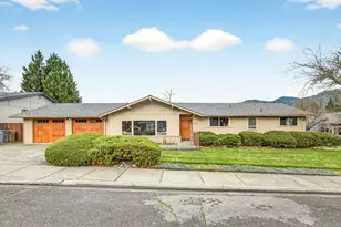 704 NW Sandy Dr, Grants Pass, OR 97526 - Photo 1