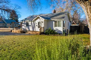 425 SW 12th St, Redmond, OR 97756 - Photo 1