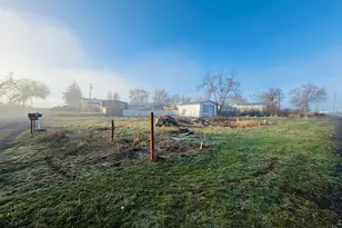 810 SW 1st St, Madras, OR 97741 - Photo 1