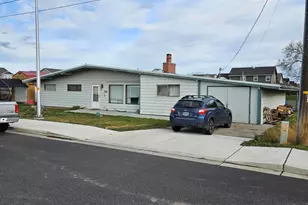 1053 NW Golf Course Dr Dr, Madras, OR 97741 - Photo 1