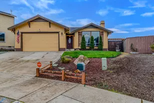 418 Phoenix Hills Dr, Phoenix, OR 97535 - Photo 1