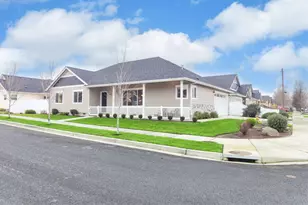 972 SW Blackberry Ln, Grants Pass, OR 97527 - Photo 1