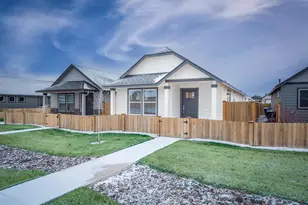 3256 NW 10th St, Redmond, OR 97756 - Photo 1