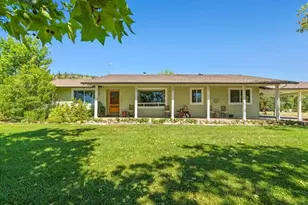 800 Hillandale Cir, Eagle Point, OR 97524 - Photo 1