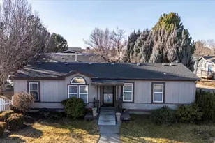 2380 SW Phlox Pond Dr, Redmond, OR 97756 - Photo 1