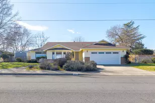 984 Mesman Dr, Grants Pass, OR 97527 - Photo 1