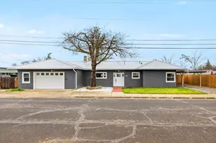 140 N 8th St, Central Point, OR 97502 - Photo 1