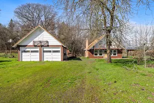 200 Sierra Dr, Eagle Point, OR 97524 - Photo 1