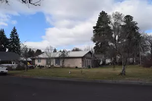 553 SW 12th St, Redmond, OR 97756 - Photo 1