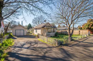 407 S Shasta Ave, Eagle Point, OR 97524 - Photo 1