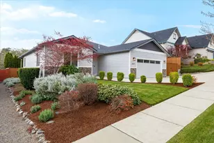 1025 McPhearson Ln, Medford, OR 97504 - Photo 1