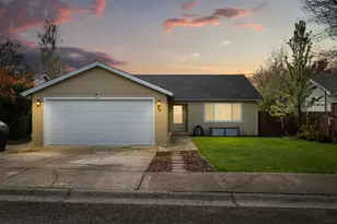 74 Eagle View Dr, Eagle Point, OR 97524 - Photo 1
