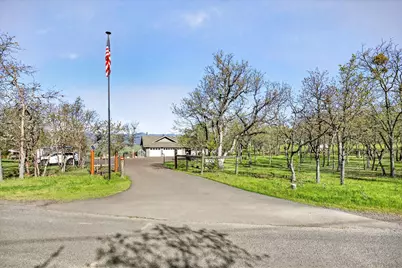 200 Mount Castle Drive, Eagle Point, OR 97524 - Photo 1