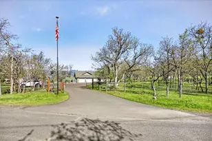 200 Mt Castle Dr, Eagle Point, OR 97524 - Photo 1