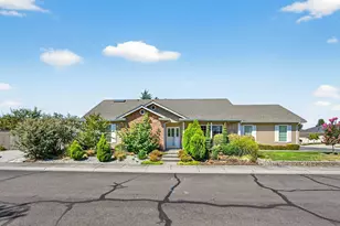 2918 Brookdale Dr, Central Point, OR 97502 - Photo 1