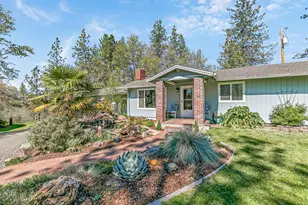 912 Mountain View Dr, Eagle Point, OR 97524 - Photo 1
