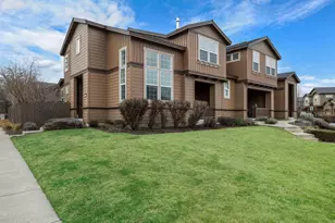 935 SW Chamberlain St, Bend, OR 97702 - Photo 1