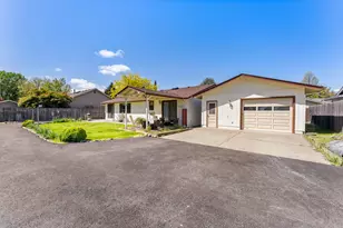 2900 Lois Ln, Grants Pass, OR 97527 - Photo 1