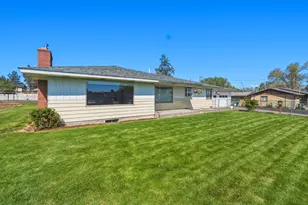 720 SW 1st St, Madras, OR 97741 - Photo 1