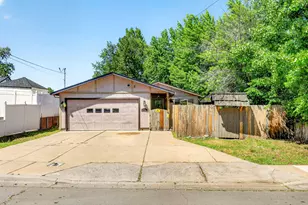 1425 Lawnridge St, Medford, OR 97504 - Photo 1