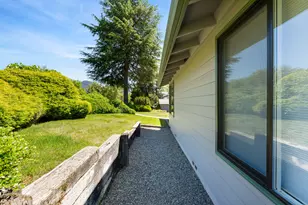 440 NE Royal Dr, Grants Pass, OR 97526 - Photo 31