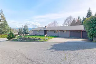 903 NW Hewitt Ln, Grants Pass, OR 97526 - Photo 1