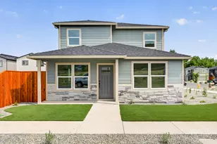 952 Honey Bee St, Medford, OR 97501 - Photo 1