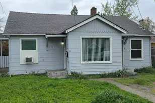 618 SE M St, Grants Pass, OR 97526 - Photo 1