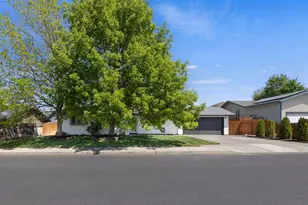 757 NW Maple Ct, Redmond, OR 97756 - Photo 1