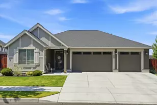 855 NE Hudspeth Cir, Prineville, OR 97754 - Photo 1