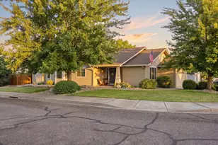 96 Mountain View Dr, Phoenix, OR 97535 - Photo 1