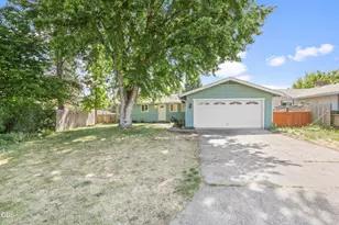209 Coral Cir, Phoenix, OR 97535 - Photo 1
