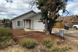 1005 N 10th St, Central Point, OR 97502 - Photo 1