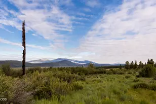 827 Beattys Butte Dr, Klamath Falls, OR 97601 - Photo 1