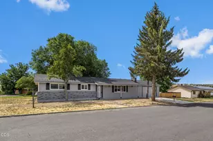 730 NE Lakeside Dr, Madras, OR 97741 - Photo 1