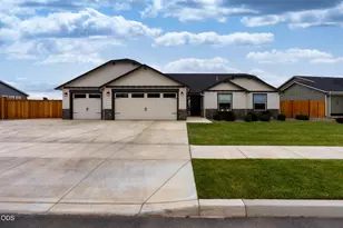 3375 NW Canyon Dr, Redmond, OR 97756 - Photo 1