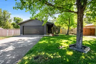 557 Glenn Way, Central Point, OR 97502 - Photo 1