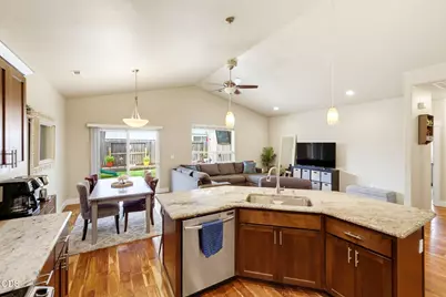 1051 Compton Way, Medford, OR 97501 - Photo 1
