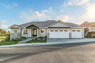 5655 Autumn Park Dr, Medford, OR 97504 - Photo 1