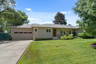 134 White Oak Dr, Medford, OR 97504 - Photo 1