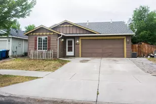 339 SW 29th St, Redmond, OR 97756 - Photo 1